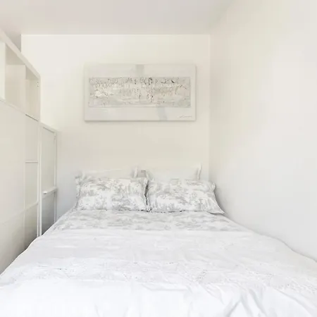 Apartment Modern Only 5 Minutes From Centre *
